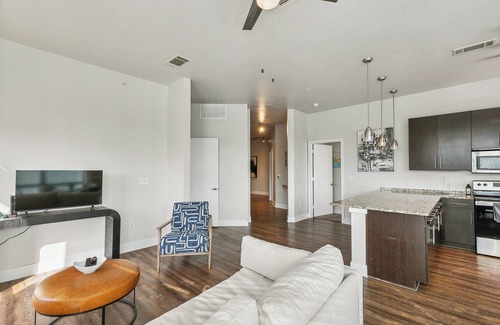 Oak Lawn Apartment | Elegant 2Br apartment I Pool I Gym I Parking