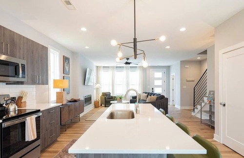 Lynchburg House | Elegant 3 BDR Escape | KING Bed + TV in Every Room