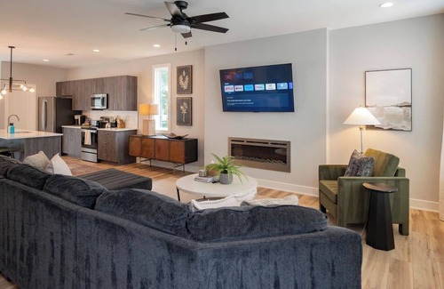 Lynchburg House | Elegant 3 BDR Escape | KING Bed + TV in Every Room