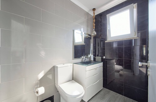 Beato Apartment | Elegant 3-Bedroom Apartment with Tejo River View in Alameda