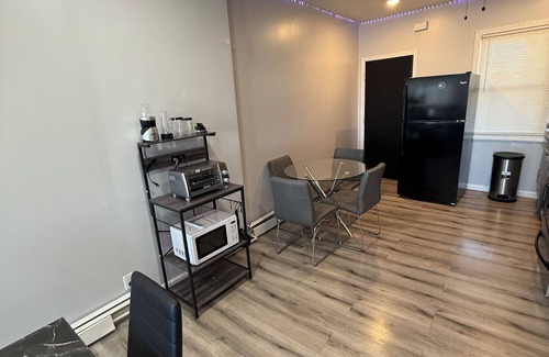 Elizabeth Apartment | Elegant 3 Bedroom condo 5 min away from EWR & NJ Transit + 30 min from NYC