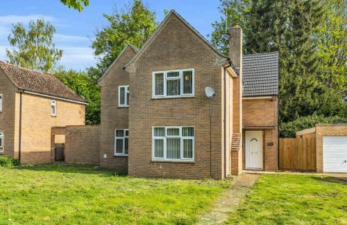 Brampton House | Elegant 3 Bedroom Detached House By Your Lettings Short Lets & Serviced Accommodation Peterborough With Free WiFi & Parking
