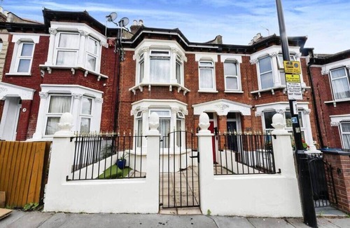 South Norwood House | Elegant 3-Bedroom London Home with Amenities
