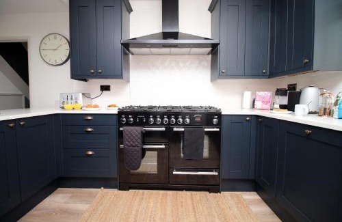 Newton St Loe House | Elegant 3BR Bath Home, Sleeps 6, Driveway Parking, Families and Contractors Stay
