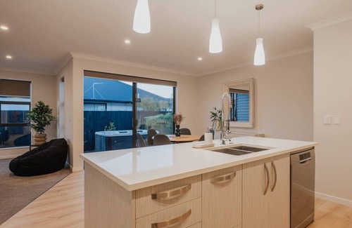 Hornby House | Elegant 3BR Home on Mustang Avenue