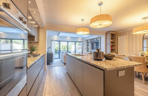 Runnymede House | Elegant 4-Bed Home|Private Garden|Parking