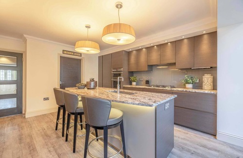 Runnymede House | Elegant 4-Bed Home|Private Garden|Parking