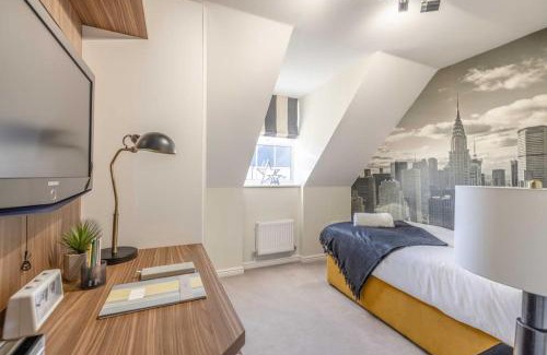 Runnymede House | Elegant 4-Bed Home,Private Garden,Parking