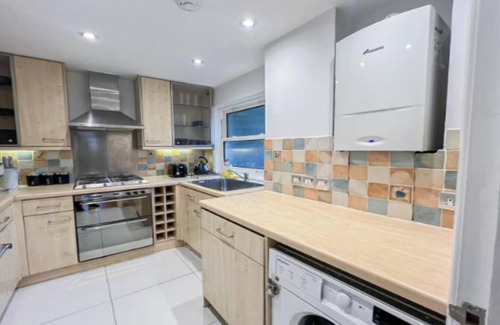 Little Venice Apartment | Elegant 4-Bedroom Home near Little Venice Central London Getaway with Parking