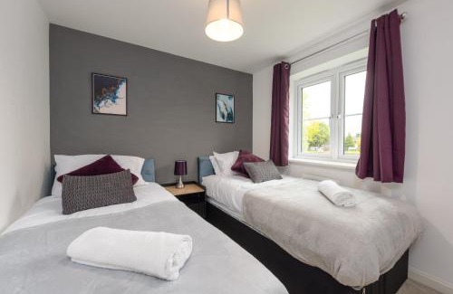 Maidstone House | Elegant 4 Bedroom House-Sleeps 7-Parking-Nr Hospital-Contractors Deal
