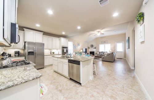 Rosenberg House | Elegant 4BR Residence｜Pet-Friendly｜Spacious Yard｜Remote Work Convenience #41010