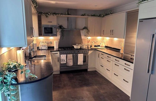 Runnymede Apartment | Elegant 5 bed 4.5 bath gated community home with conservatory