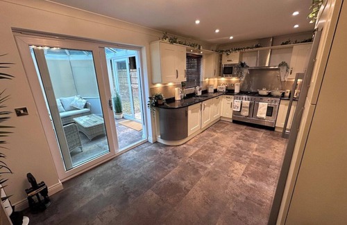 Runnymede Apartment | Elegant 5 bed 4.5 bath gated community home with conservatory