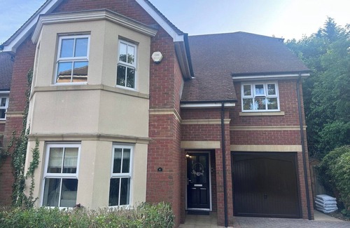 Runnymede Apartment | Elegant 5 bed 4.5 bath gated community home with conservatory