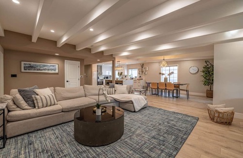 Valley Glen House | Elegant 5 Bedroom Hot Tub Private Parking