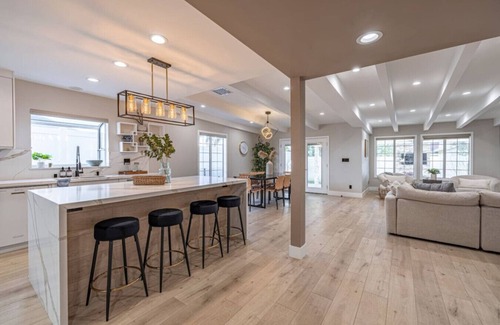 Valley Glen House | Elegant 5 Bedroom Hot Tub Private Parking