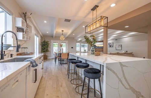 Valley Glen House | Elegant 5 Bedroom Hot Tub Private Parking