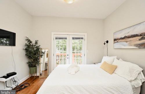 Mount Vernon Square House | Elegant 5BR home near Capitol Hill! Free Parking!