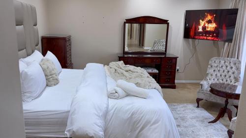 Bedfordview House | Elegant 5BR House with Pool, Gourmet Kitchen and Reliable Generator