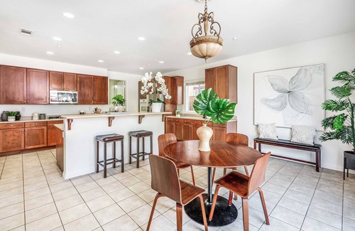 Southridge Village House | Elegant 5BR Retreat｜Breathtaking Fontana Views｜Home Office Included #41210