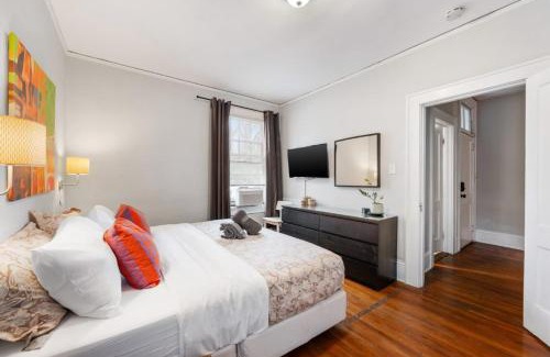 Charlotte Apartment | Elegant and Colorful 1BR with Covered Porch