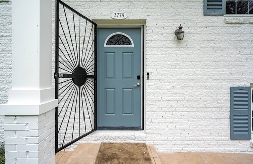 Atlanta House | Elegant and Expansive Home in Atlanta by Deity Villas