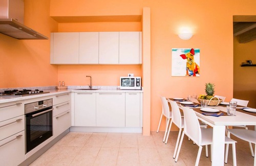 Trequanda Villa | Elegant and spacious two-storey villa of 156 m2 consisting of a large living room, kitchen complete with dishwasher, microwave oven, electric oven, coffee machine, kettle, fridge and freezer, internal and external dining area, a master double bedroom wit