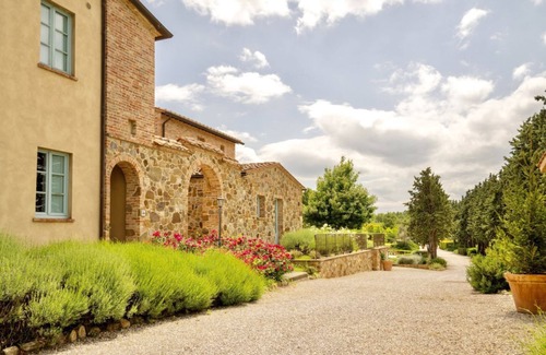 Trequanda Villa | Elegant and spacious two-storey villa of 156 m2 consisting of a large living room, kitchen complete with dishwasher, microwave oven, electric oven, coffee machine, kettle, fridge and freezer, internal and external dining area, a master double bedroom wit