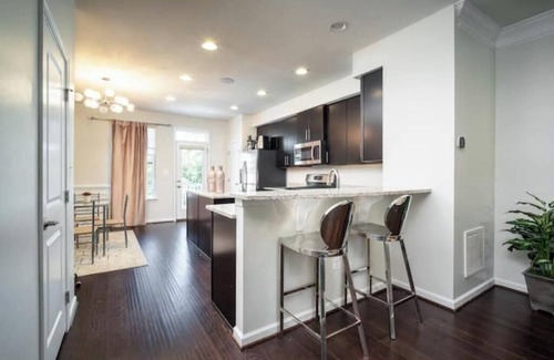 Washington House | Elegant and Stylish Retreat, Free Parking Included