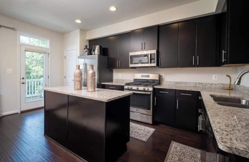 Washington House | Elegant and Stylish Retreat, Free Parking Included