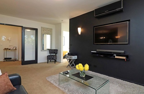 Hawthorn East Apartment | Elegant apartment, spacious apartment, parking. Full laundry, balcony, BBQ, Wifi