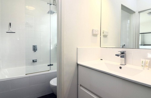 Hawthorn East Apartment | Elegant apartment, spacious apartment, parking. Full laundry, balcony, BBQ, Wifi