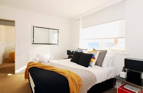 Hawthorn East Apartment | Elegant apartment, spacious apartment, parking. Full laundry, balcony, BBQ, Wifi