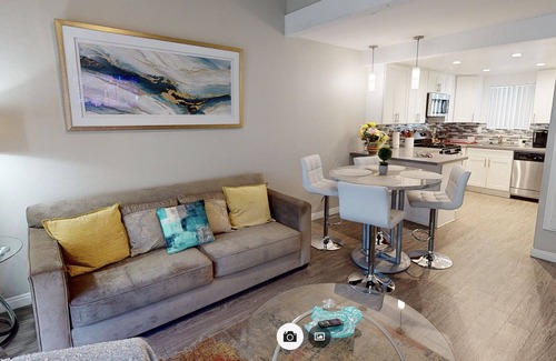 Santa Ana House | Elegant/business/retreat King bed/RokuTV/1br 1bath