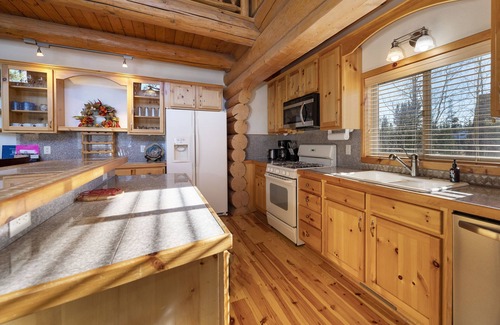 Grand Lake Cabin | Elegant cabin near Rocky Mtn NP w/deck & BBQ