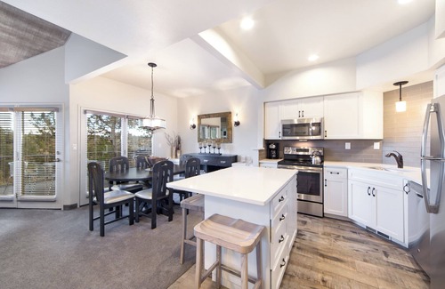 Redmond Cabin | Elegant Canyon Rim Retreat & Spa | 2 Units | Near Eagle Crest Golf Course