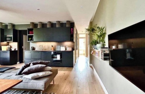 Neukoelln Apartment | Elegant & Central: 3-Bedroom Designer Apartment with Balcony in Berlin