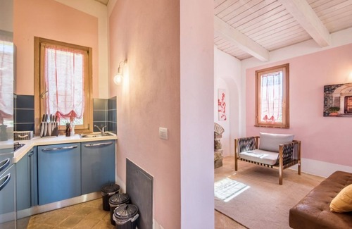 Trequanda Ski Chalet | Elegant chalet on the ground floor of approximately 80 m2 consisting of a large living room with fireplace, kitchen complete with dishwasher, microwave oven, electric oven, coffee machine, kettle, fridge and freezer.A double bedroom and a single bedroom,