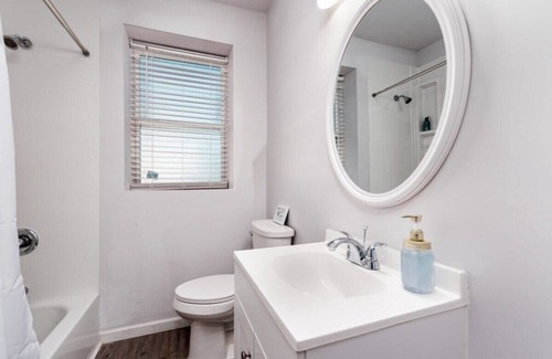 DeBaliviere Place Apartment | Elegant Cozysuites 2BR Condo w/parking! 03