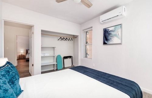 DeBaliviere Place Apartment | Elegant Cozysuites 2BR Condo w/parking! 03