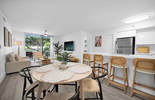 Deerfield Beach Apartment | Elegant Deerfield Retreat | Pool