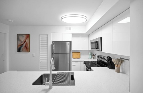 Deerfield Beach Apartment | Elegant Deerfield Retreat | Pool