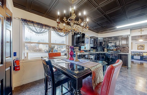 College Place House | Elegant dog-friendly home with old-world theme, smart TVs, grill, AC, & firepit