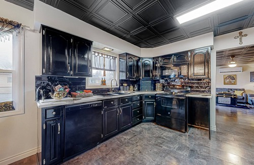College Place House | Elegant dog-friendly home with old-world theme, smart TVs, grill, AC, & firepit