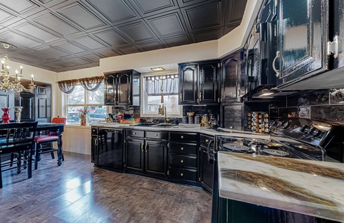 College Place House | Elegant dog-friendly home with old-world theme, smart TVs, grill, AC, & firepit