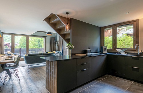 Le Cret Apartment | Elegant Duplex Apartment with Great Light, WiFi, and Parking in Val-d'Isère