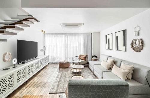 Herzliya Pituach Apartment | Elegant Duplex with Parking by Beachfront Stay