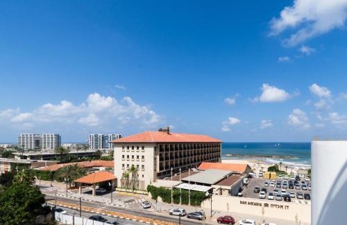 Herzliya Pituach Apartment | Elegant Duplex with Parking by Beachfront Stay