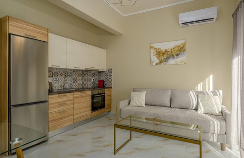 Ammoudia Apartment | Elegant family apartment with kitchen and courtyard