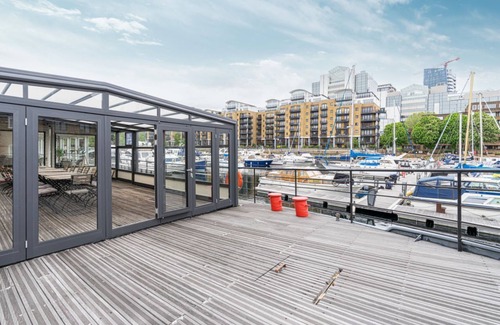 Tower Hill Boat Rental | Elegant houseboat with sauna amenities